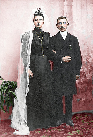 Hochzeitspaar um 1890 - Ärmere Frauen heirateten bis Anfang des 20. Jahrhunderts in ihrem besten Kleid, das häufig schwarz war.