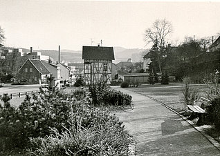 Blick auf das Wohnhaus der Familie Mermagen in der Talstraße von Bergneustadt. Anfang der 70 iger Jahre wurde das schöne Fachwerkhaus abgerissen