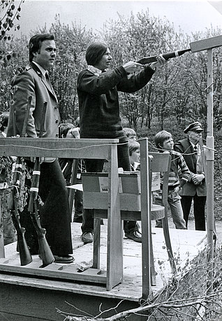 Eloise Bockhacker schießt auf den Vogel 1978