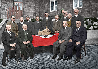 Kaninchenzuchtverein vor der Volksschule am Kirchplatz, Mitte der 1930er Jahre. 