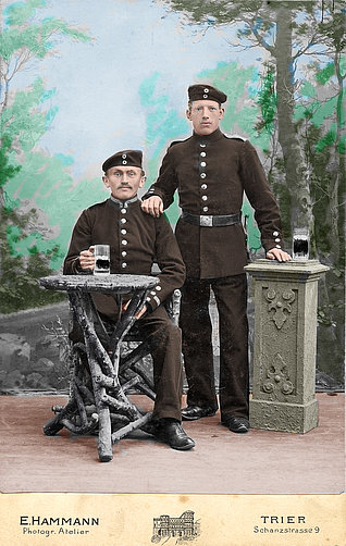 Karl Menn (links, sitzend) der Großvater von Karl Hermann Menn, 1899.