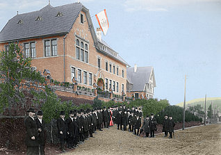 Einweihung der königlichen Präparanden-Anstalt, 1905. Rechts das Wohnhaus Wilhelm Timmerbeil, noch im Rohbau