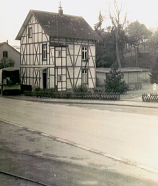 Blick auf das Wohnhaus der Familie Mermagen in der Talstraße von Bergneustadt. Anfang der 70 iger Jahre wurde das schöne Fachwerkhaus abgerissen
